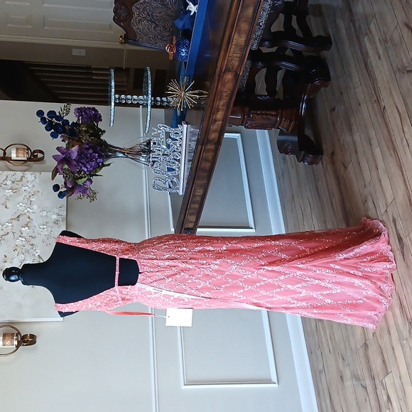 New Mac Duggal Coral Embellished Floor-length Gown. Size 8 - Picture 5 of 17